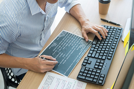 在现代办公技术网站设计中的台式算机信息上编码或程笔记本高清图片素材