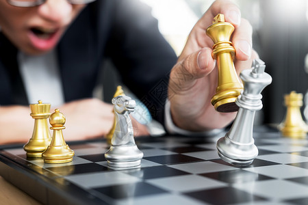 玩象棋的生意人以队策略或管理赢成功的概念将另一个国王与球队战略或管理图片