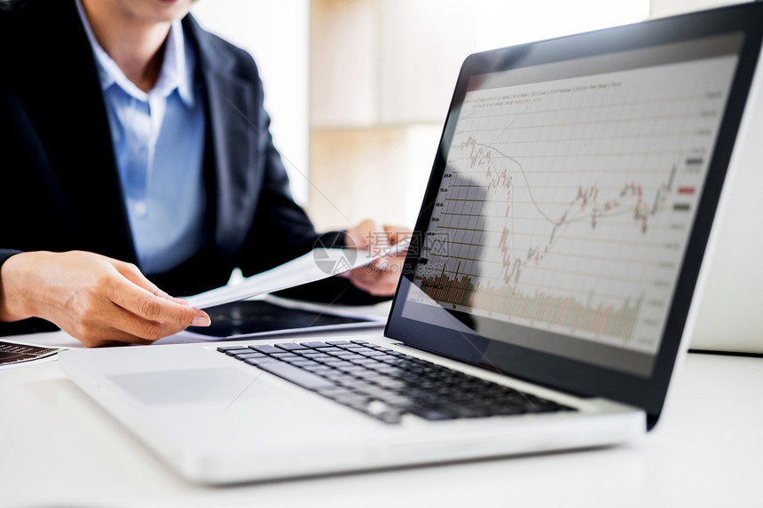 分析办事处计算机监测屏幕上股票交易市场投资图表的财务报告图片