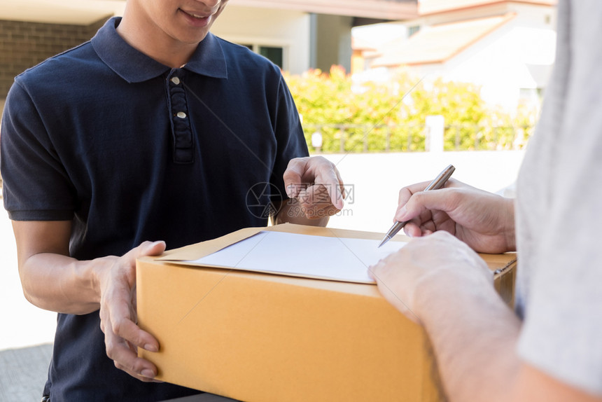 服务交付概念客户手从家中送货员处收到纸板箱包裹图片