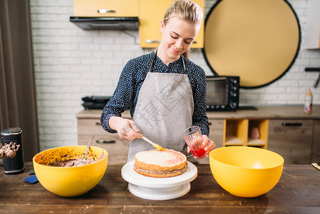 女人做洗手填蛋糕甜点自制烹饪图片