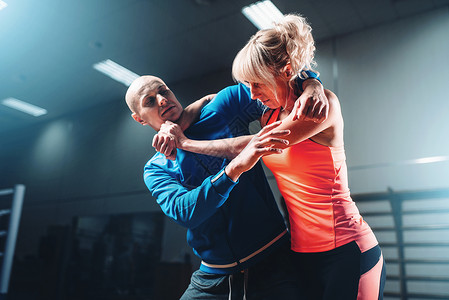 女人和男打架自卫技术训练体操武术女和男人打架高清图片