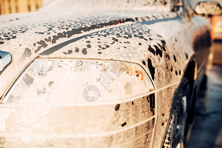 冲洗车上的泡沫背景图片