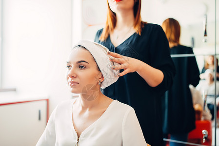 理发师和女客户理发流程专业的高清图片素材