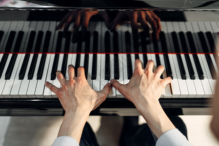 男钢琴家在大键盘上练习运动员高清图片素材
