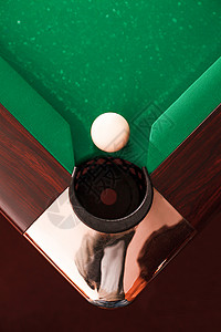 白台球对面的与桌的角对着一个口袋高清图片