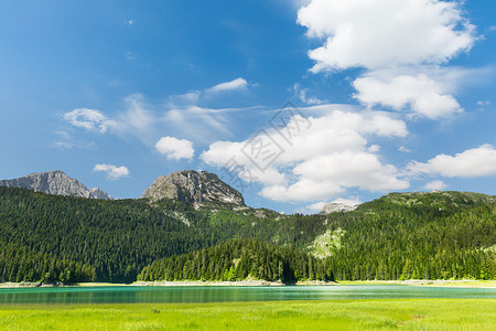 Durmito公园Dumito公园蓝湖的全景背景图片