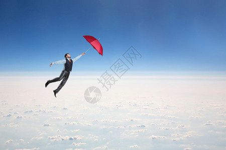 男人用红伞在天空中飞男人用雨伞在天空中飞图片