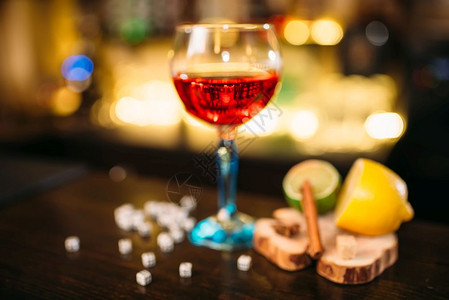 玻璃石灰柠檬盐和骰子的饮料木制酒吧柜台玻璃盐和骰子的饮料图片