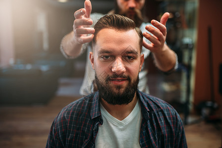 在理发店做型后快乐的男客户图片