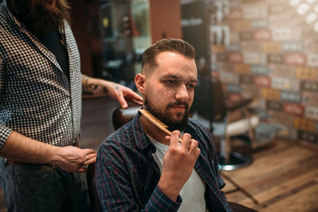 男客户在理发店梳胡子图片