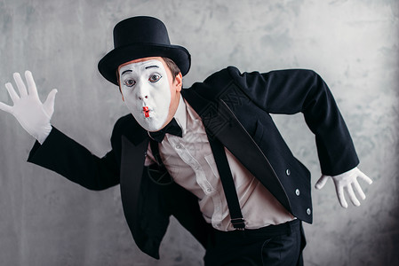 模仿男化妆面具喜剧演员穿西装手套和帽子高清图片