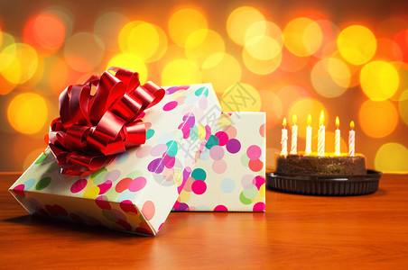 生日蛋糕和礼物图片