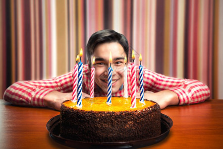 生日快乐男孩与蛋糕蜡烛在装饰房间生日快乐男孩图片