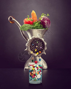 研磨机用新鲜蔬菜做药丸健康图片
