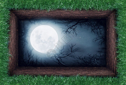 可怕的夜晚在空洞底部反射月亮在地上图片