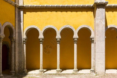 带拱门的黄色城墙黄色的城堡墙图片