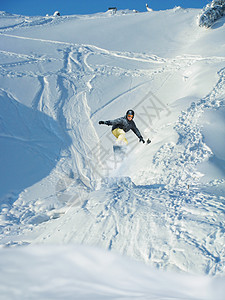 男子滑雪下坡图片