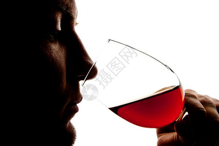 男人喝酒背景图片