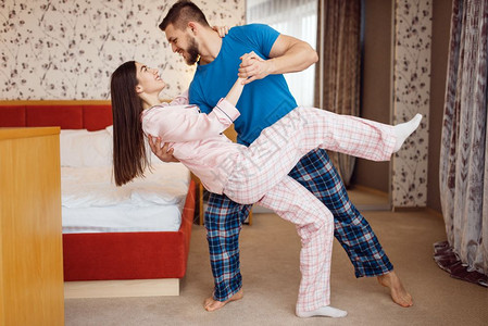 情侣穿着睡衣在卧室跳舞图片