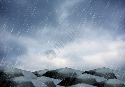 雨下和雷暴的黑雨伞图片