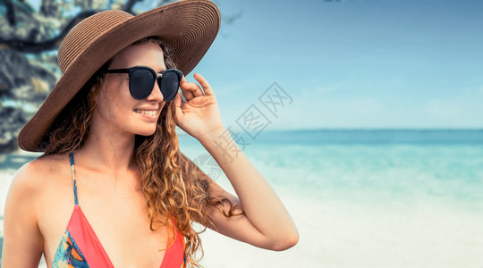 在海岛度假穿着比基尼泳衣的年轻女子图片