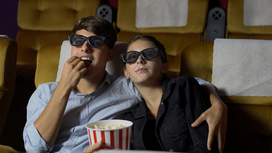 电影院里的男人和女人观看一部3D电影图片