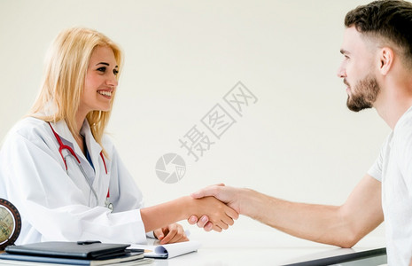 女医生与男病人握手医院高清图片素材