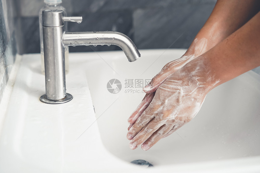 为了预防2019年或的新型冠状疾人们在洗手池以净化感染图片