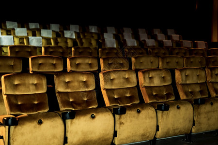 一排黄色的座椅 电影院子上有爆米花图片