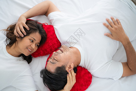 老年夫妻躺在床上互相看着彼此图片