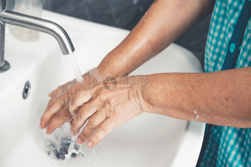 高龄妇女为预防2019年或新科罗纳疾而洗手人们在浴室水槽洗手以净化感染图片