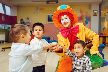 孩子们与小丑一起快乐的玩耍游戏图片