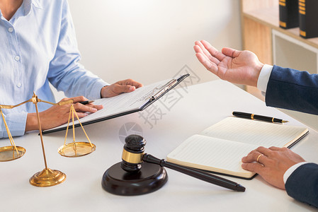 法律顾问向就合同谈判进行认真磋商法律概念和服务的客户介绍立法者高清图片素材