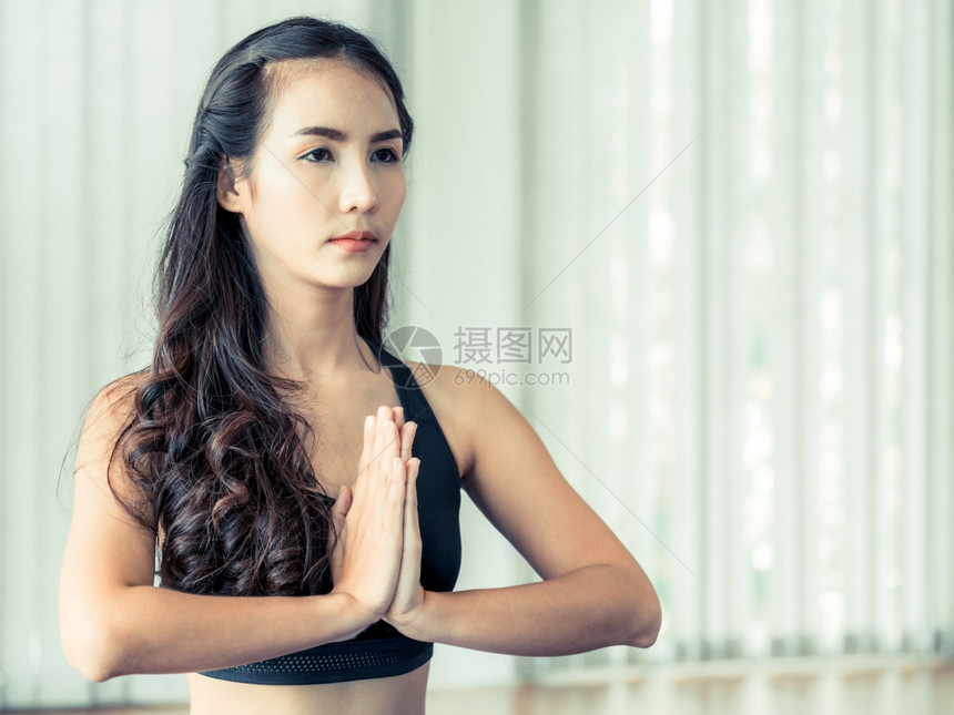 美女正在瑜伽房健身图片