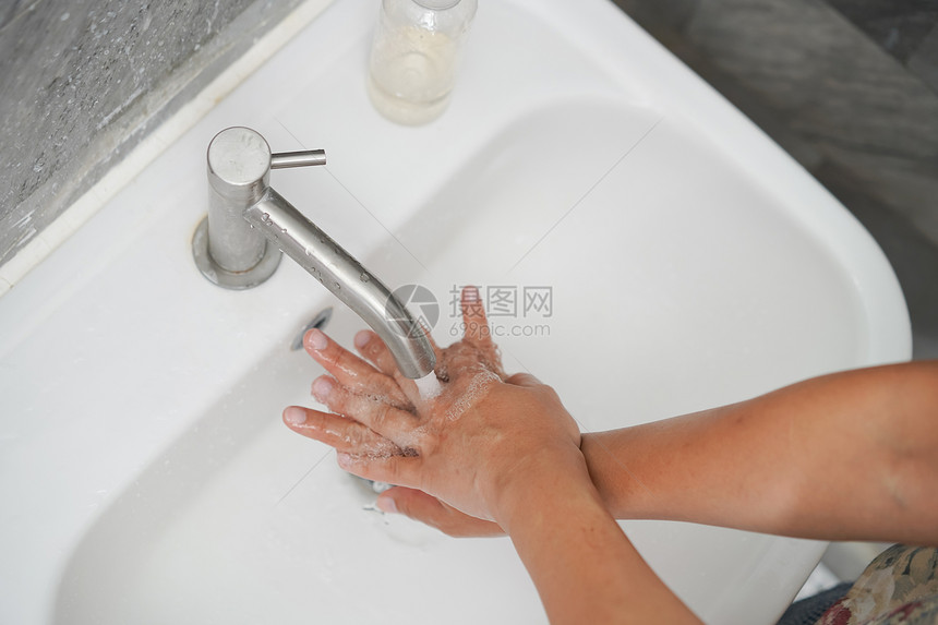 为了预防2019年或的新型冠状疾人们在洗手池以净化感染图片