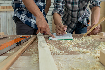 企业手册三折页在生产建筑材料或木制家具的讲习班上从事木制工艺的的年轻背景