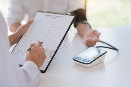 医生测量和检查住院病人的血压图片