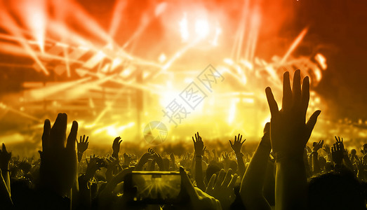 快乐的人在夜总会dj派对音乐会上跳舞并聆听dj在舞台上的电子蹈音乐欢的人群庆祝新年20晚会人们的生活方式夜欢乐的人在夜总会派对音背景图片