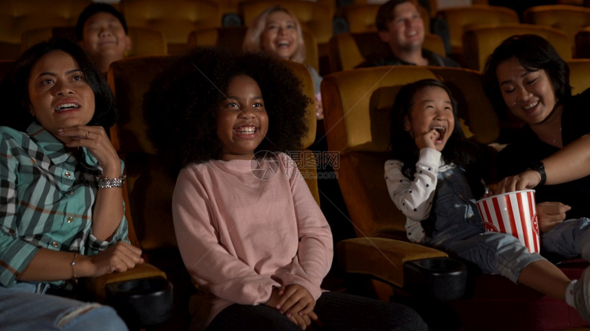 家长带着小孩子在电影院玩的很开心图片
