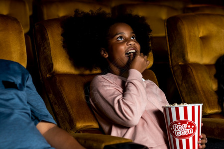 小孩子在电影院玩的很开心放松高清图片素材