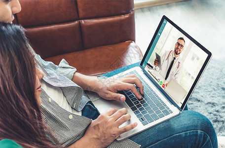 远程医生保健顾问使用在线移动设备与互联网连线进行现场视频通话背景图片