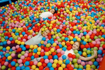 小孩在儿童娱乐中心玩得开很快乐场上的孩子图片