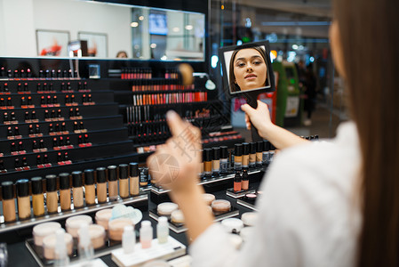 在化妆品店是化妆品的美女背景图片