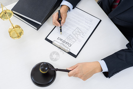 在其办公室工作的专业秘书律师签署与信托事务所客户公证律师和法服务概念的合同协商会议高清图片素材