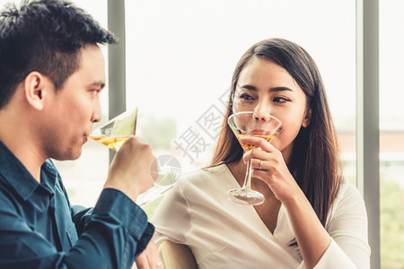 情侣在餐厅喝酒图片