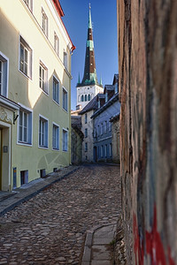 古老的街道和旧教堂图片