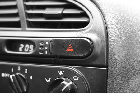 驾驶舱的汽车紧急灯按钮非常浅的dof聚焦于紧急灯按钮上的三角形图片
