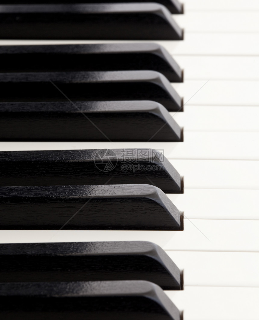 大钢琴中优质键量的宏图像其焦点向后和前都缩小图片