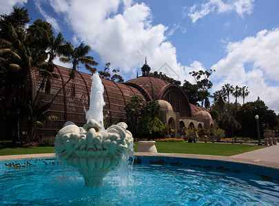 桑迪戈和尔斯夸balo公园植物建筑前喷泉的视图图片